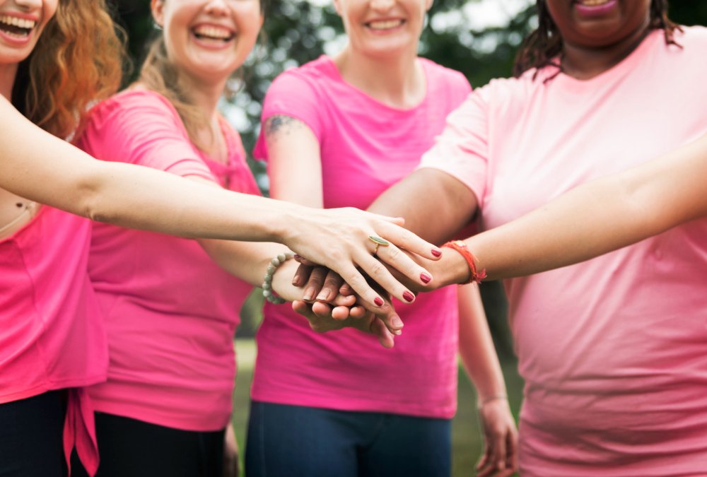 Mulheres-vestidas-camiseta-rosa-cancer-de-mama